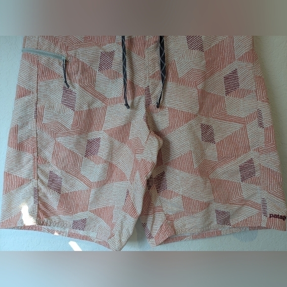 Patagonia Men's Pink Coral Geometric Stripe Wavefarer Boardshorts Swim Surf - Picture 7 of 10